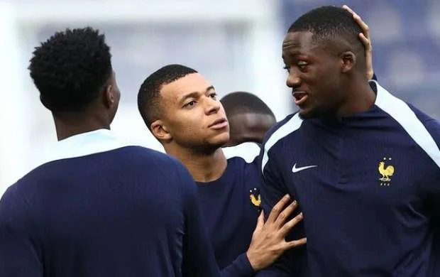 Konate: “Mbappe hər iki saatdan bir mənə zəng edir” 