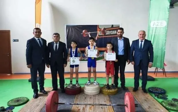 Cəlilabadda şəhid Ümüd Qasımzadənin xatirəsinə həsr olunan ağırlıqqaldırma yarışı keçirilib 