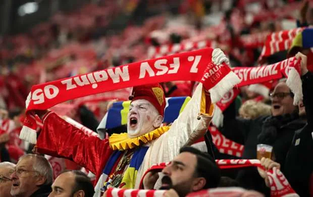 Bundesliqa klubunun azarkeşləri polis zabitini yaraladılar - Bəyanat 