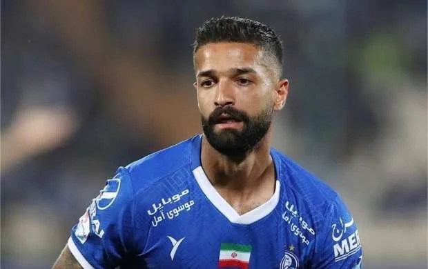 Şərab şüşəsi iranlı futbolçuya baha başa gəldi 