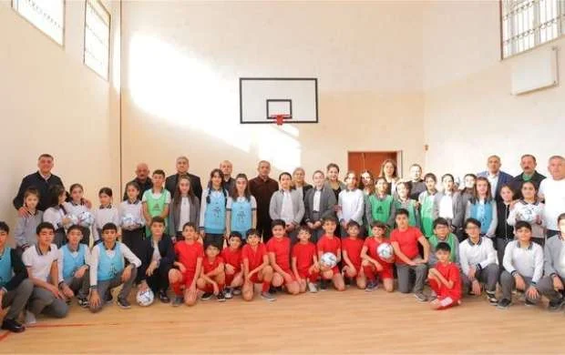 Naxçıvanda "Məktəblərdə Futbol Dərsi" layihəsinə start verilib 