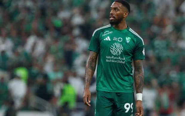 Məşhur futbolçu azarkeşə baş zərbəsi endirib? 