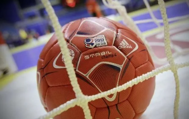 Kişi və qadınlar arasında həndbol çempionatlarında 3-cü turun oyunları keçirildi 