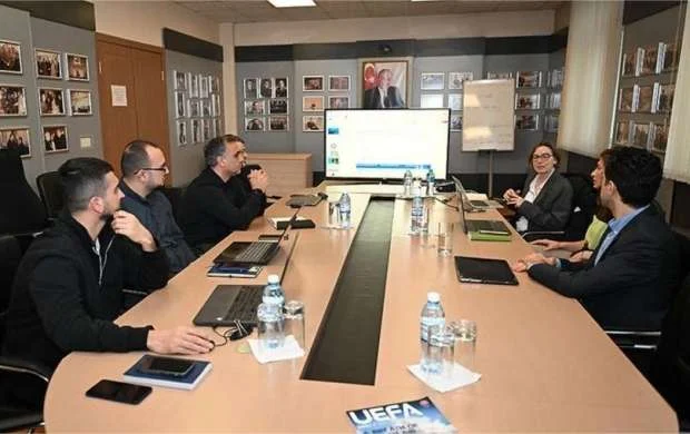 AFFA-da UEFA-nın Kütləvi Futbol üzrə mentoru ilə görüş keçirildi 