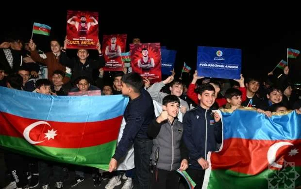 Avropa çempionu olan sərbəst güləş üzrə Azərbaycan millisi Vətənə qayıdıb 