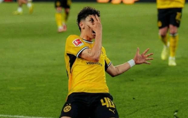 Dortmund "Borussiya"sı 18 yaşlı forvardla yeni müqavilə bağladı - RƏSMİ 