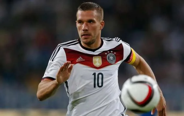 Podolski də butslarını mıxdan asdı 