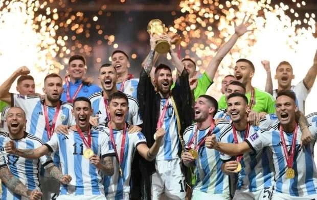 Dünya çempionu vətəninə döndü - RƏSMİ 