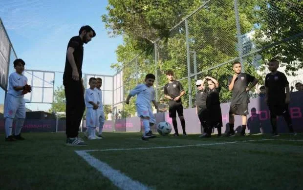 İçərişəhərdə futbol meydançasının açılışı oldu 