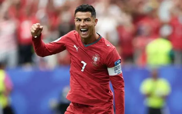 FİFA Ronaldunu mükafatlandırdı - FOTO 