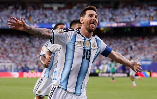 Lionel Messi Maradonanı geridə qoydu 