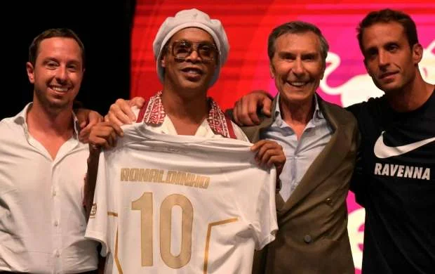 Ronaldinyo 46 yaşında karyerasını bərpa etdi - RƏSMİ 