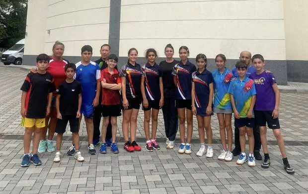 Stolüstü tennisçilər təlim-məşq toplanışında 